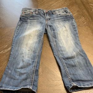 Vintage Y2K Refuge mid rise medium wash distressed capri denim jeans jorts